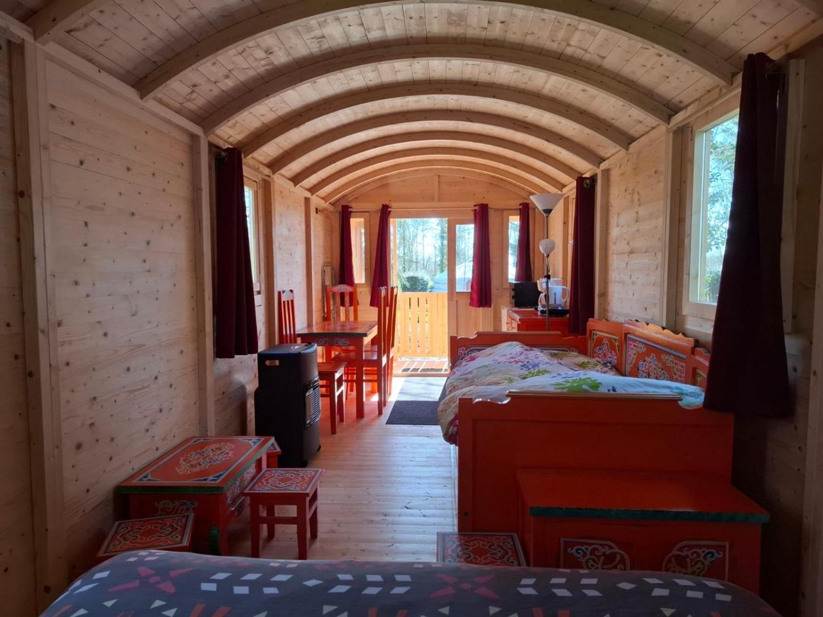 Le Village Insolite Yourte Et Roulotte 생-브누와-데-종드 외부 사진